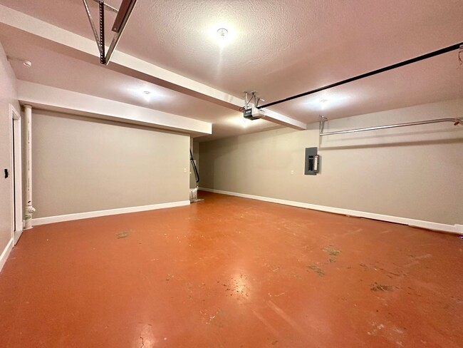 Building Photo - 1093 Henry Pl Blvd