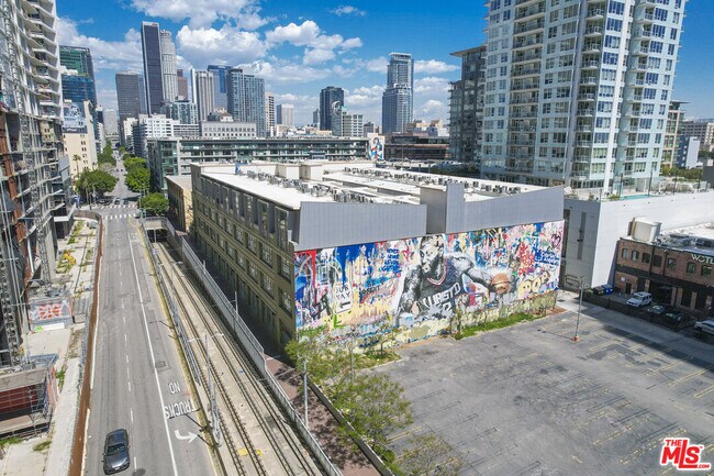 Building Photo - 1130 Flower St