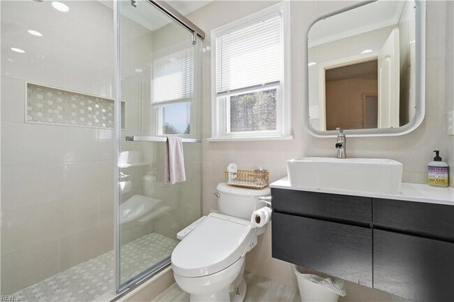 Building Photo - 1721 Chestwood Dr