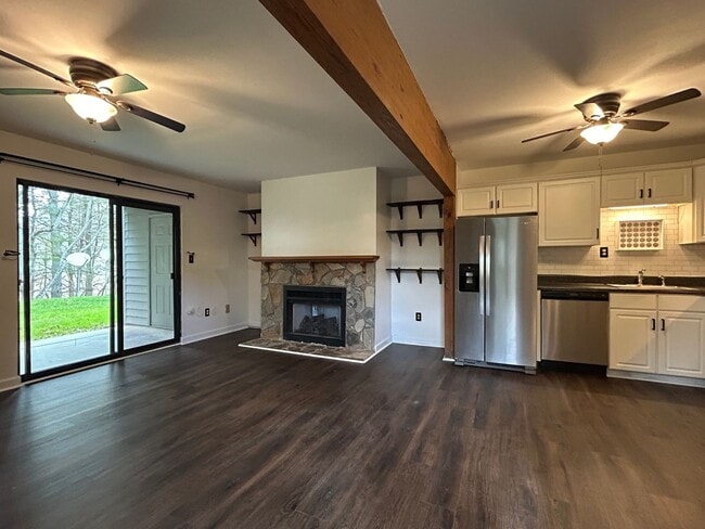 Building Photo - Cute Studio, Big Porch, Great Location!