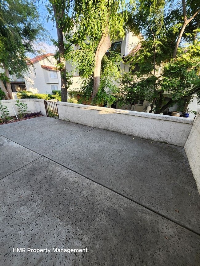 Building Photo - Beautiful 3-Bed, 3-Bath Condo in Prime Cla...
