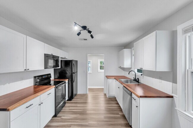 Building Photo - Stylish 2-Bedroom, 1-Bath Home with Contemporary Finishes ($1200/mo rent***)