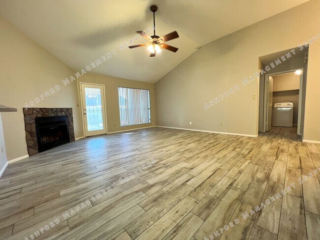 Building Photo - 3 BEDROOM 2 BATH IN HEART OF CHANDLER WITH...