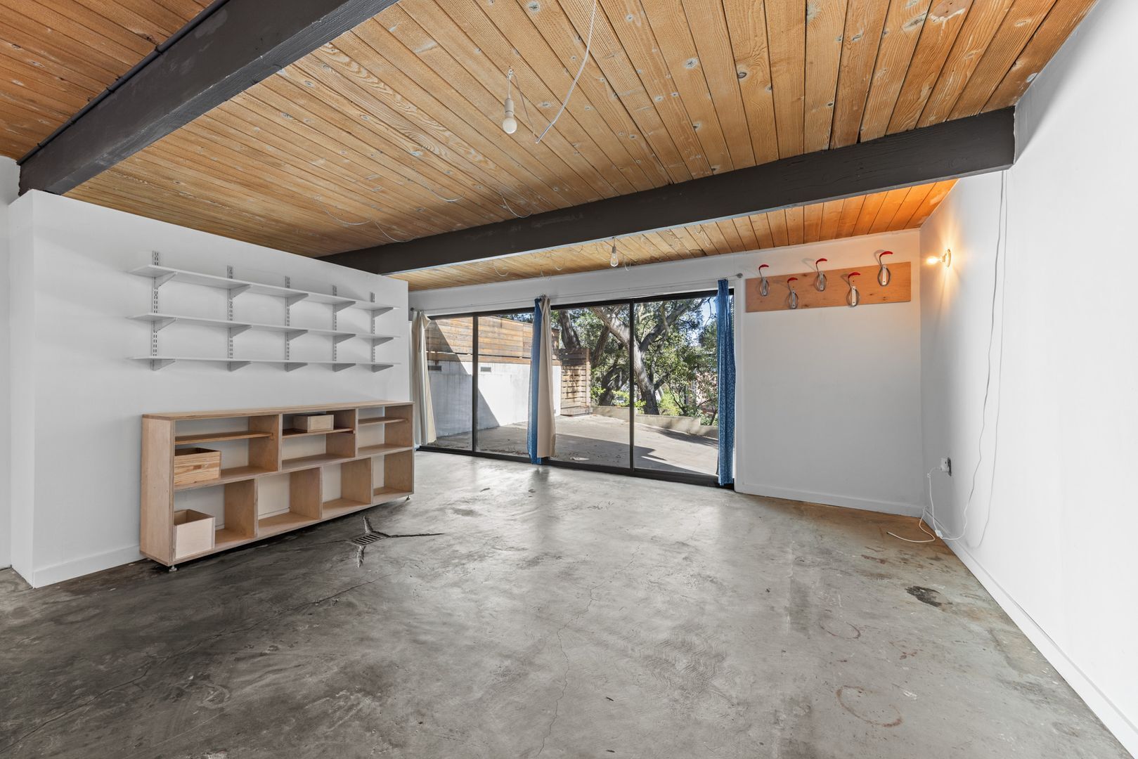 Building Photo - Updated Mid-Century Home in Picturesque Woodland Hills