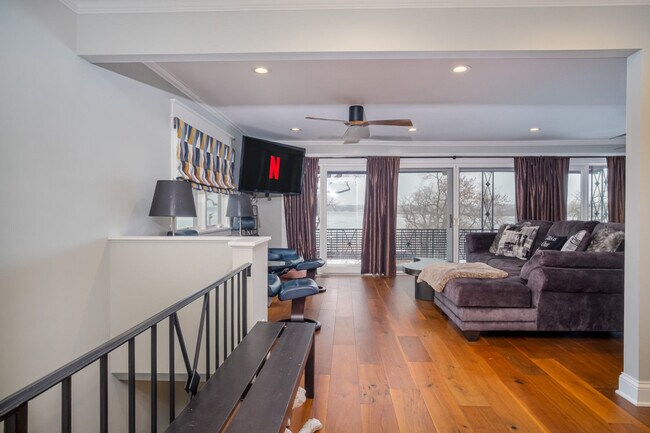 Building Photo - 10 N Pistakee Lake Rd