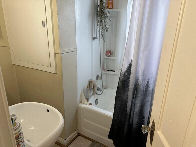 Building Photo - 1401 N Linden St