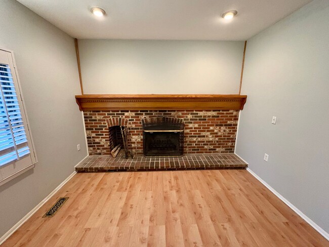 Building Photo - Cozy & Private 4-Bedroom Home with 2.5 Bat...