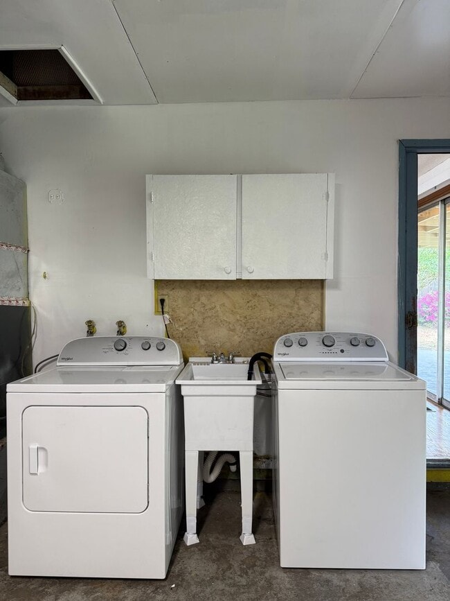Building Photo - Great location in Milwaukie, OR! 3 bedroom 1 bath home with a large yard!