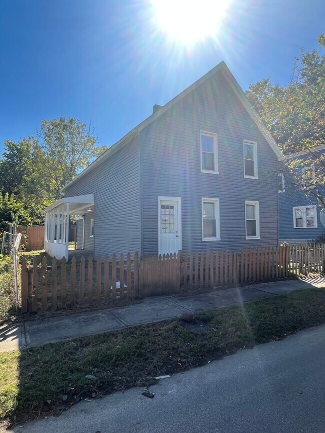 Building Photo - Cudell/West Blvd neighborhood; 4 bedroom/1 bath single family house for rent!