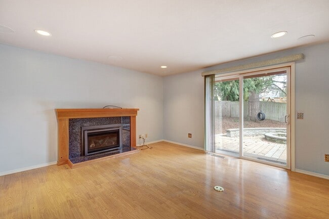 Building Photo - Kirkland Rambler with Amazing Back Yard!