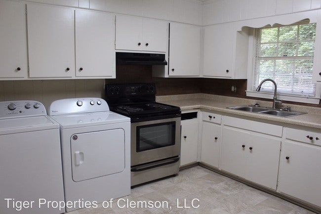 Building Photo - 2 br, 1 bath Room For Rent - 210 Cochran Rd