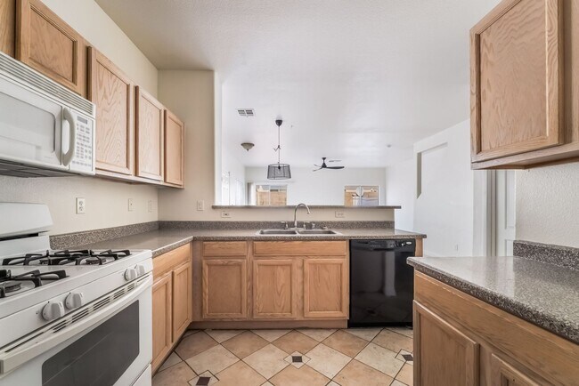 Building Photo - Spacious Henderson Townhome with Modern Up...