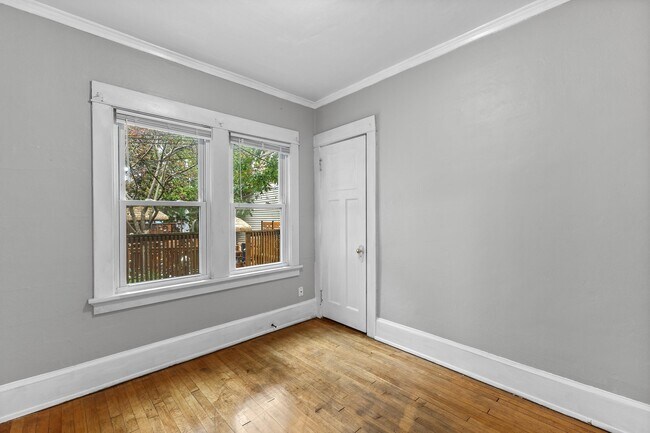 Building Photo - 1806 E Newberry Blvd