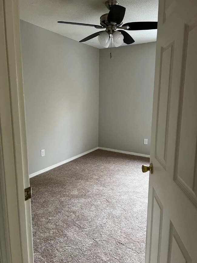 Building Photo - Charming 3 bedroom 2 bath townhome with lots of light and open downstairs. Galley kitchen, lots o...