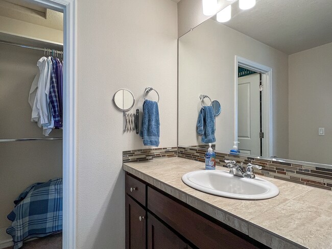 Building Photo - Great 3 Bedroom 2.5 Bathroom Townhouse End Unit!  2 Car Garage  + Washer & Dryer! Near Nike, Inte...