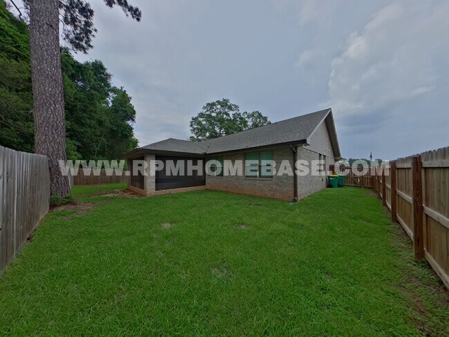 Building Photo - 5820 Crestlake Dr