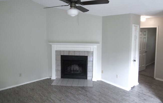 Building Photo - Amazing Lakeway Duplex!