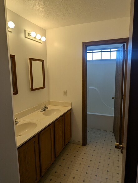 Primary Photo - 1450 Lawrence Ave