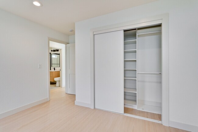 Building Photo - 2051 Randolph Dr