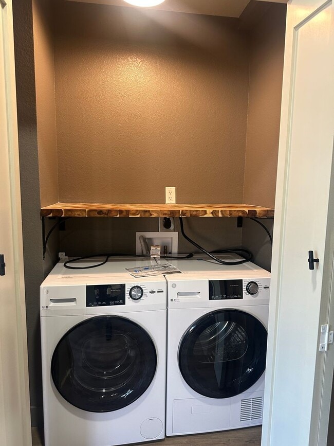 Building Photo - 3 Bedrom 2 Bath Duplex Fully Renovated