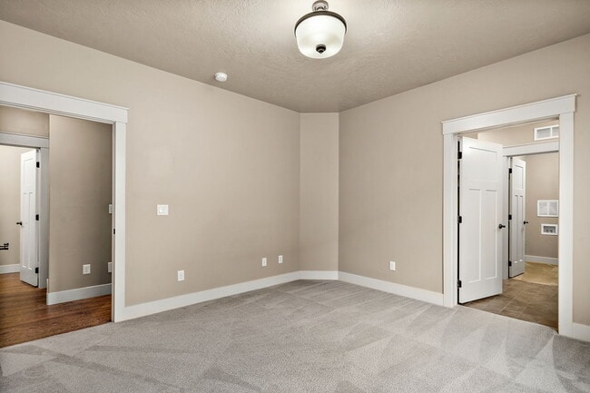 Building Photo - 923 S Lone Willow Ave