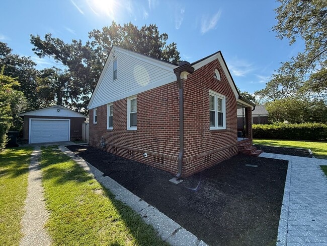 Building Photo - Full Renovated Cottage in Byrnes Downes