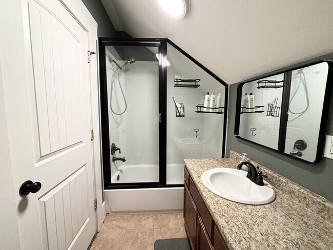 Building Photo - 608 Park St.