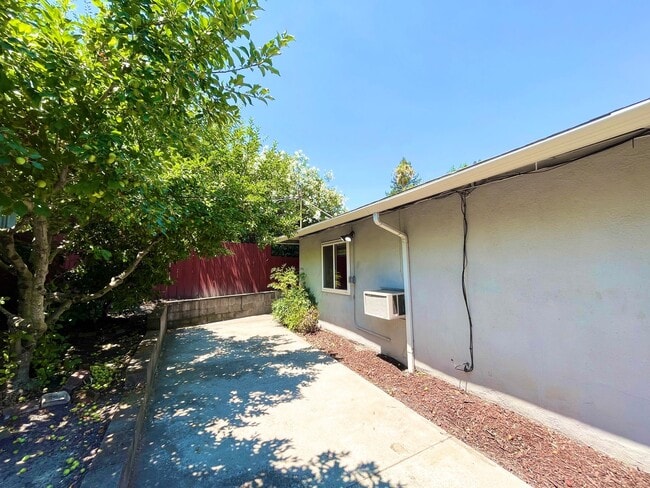 Building Photo - 1751 Parkside Dr
