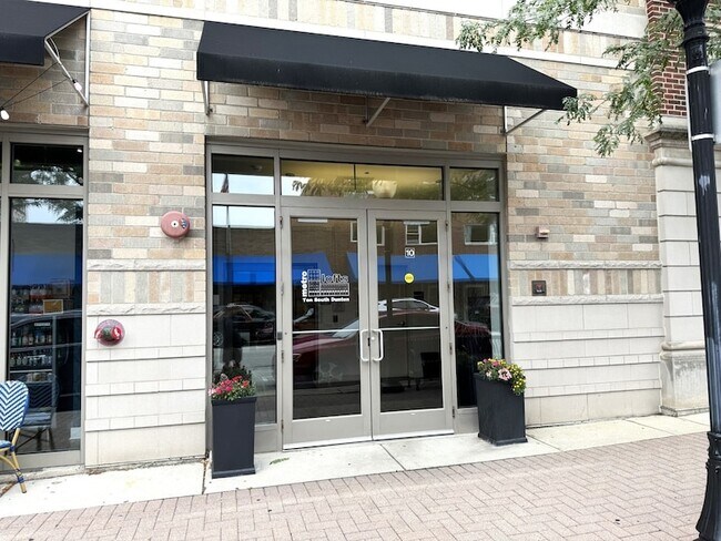 Building Photo - 10 S Dunton Ave