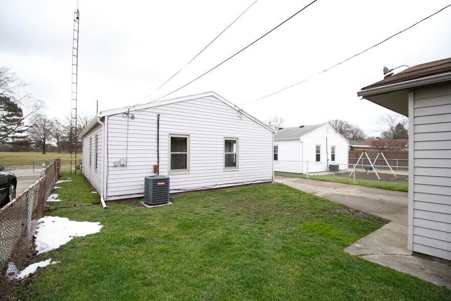 Building Photo - 731 Reineck Dr