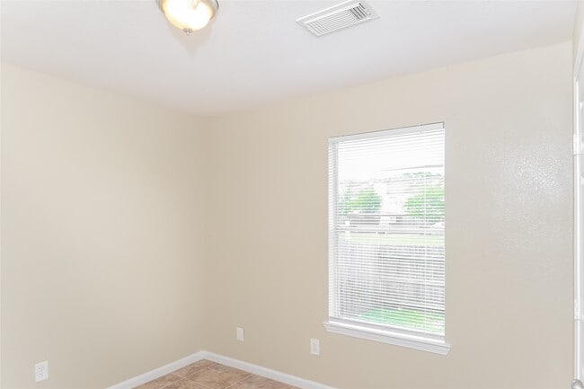 Building Photo - 2127 Whittier Dr