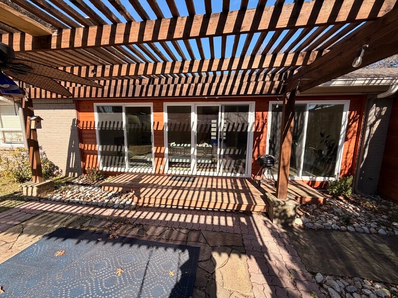 Quaint backyard for relaxing and spending time with the family - 3414 Winged Foot Ct