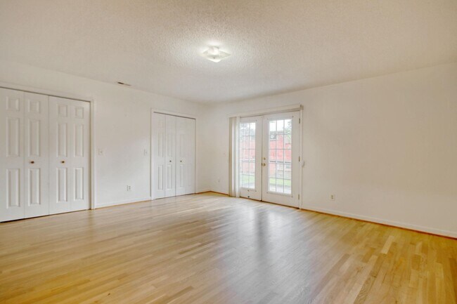 Building Photo - 1028 Duke St