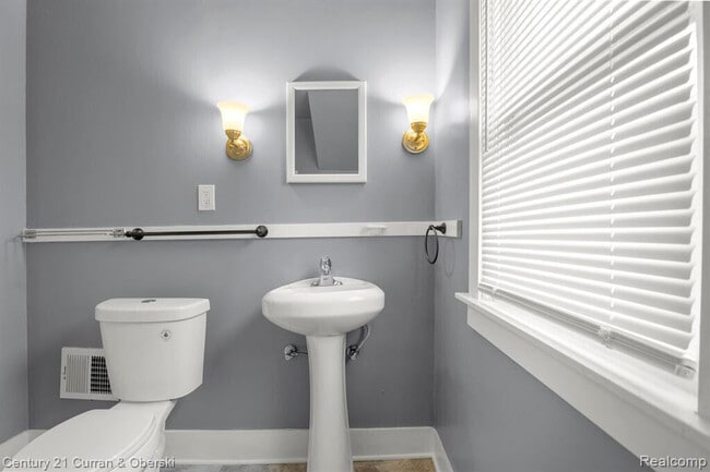 Building Photo - 415 Manistique St