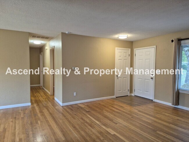 Building Photo - Available Now Prime Terra Linda Location One Level Home Large Fenced Yard & Attached Garage Walk ...