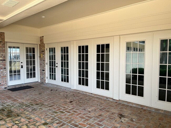 Building Photo - Beautiful Town South 4BR/4BA