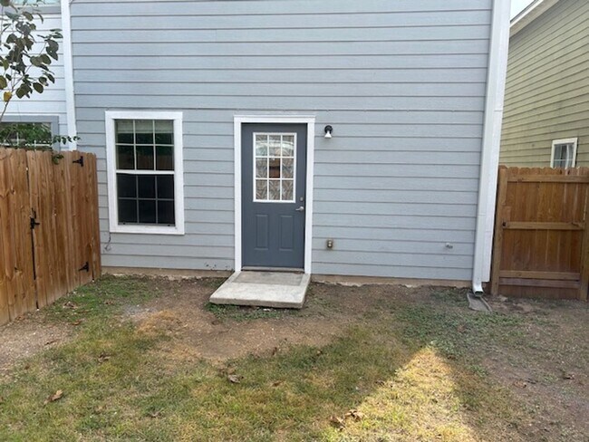 Building Photo - 7811 Kingsbury Wood