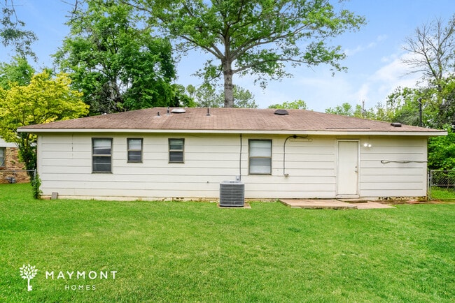 Building Photo - 2403 Yorkshire Cir SW