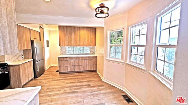 Building Photo - 132 S La Peer Dr