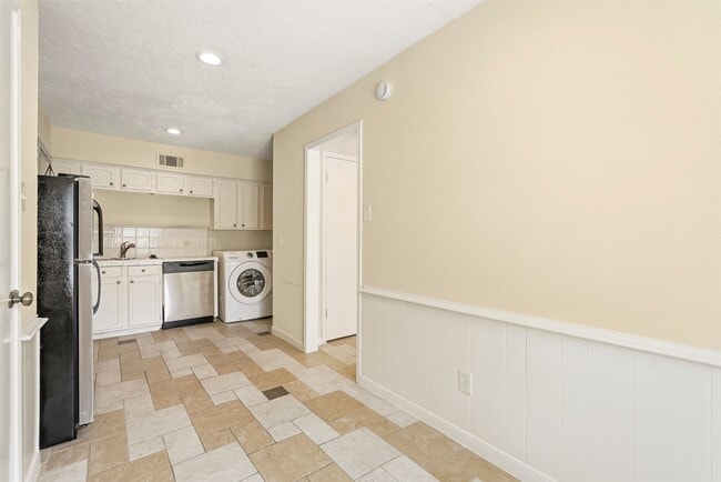 Building Photo - 496 N Post Oak Ln