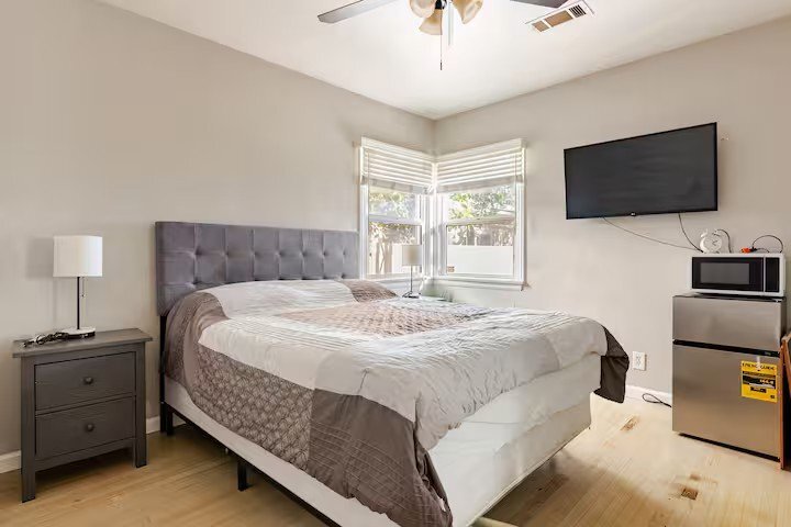 Building Photo - 3911 W Verdugo Ave