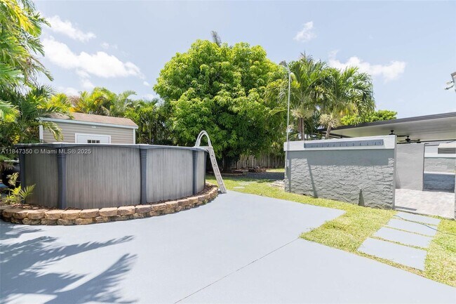 Building Photo - 15250 SW 154th Ave