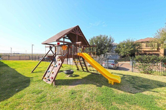 Building Photo - 9813 Sandhill Dr