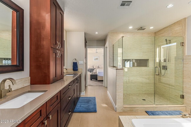 Building Photo - 5821 E Cactus Rd