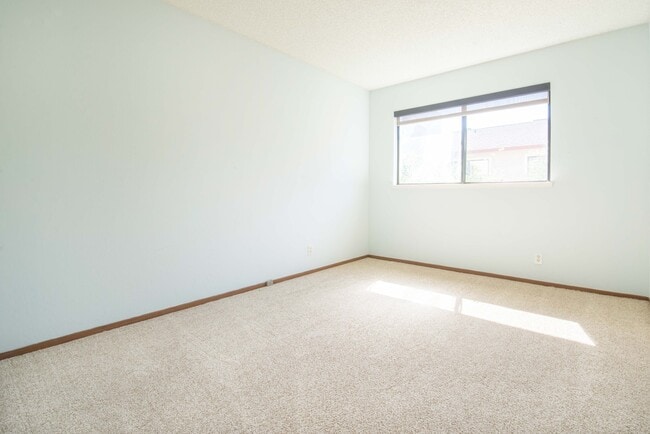 Building Photo - Excellent 3 Bed 2.5 Bath Town Home!