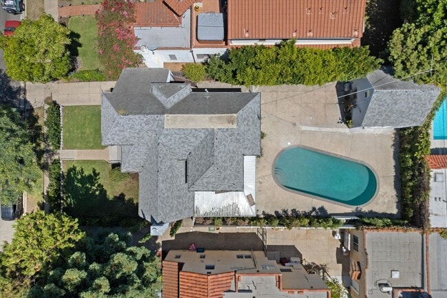 Building Photo - 4 bed / 3 bath home with a pool - Next to ...