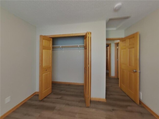 Building Photo - 2200 Buffalo Ridge Dr