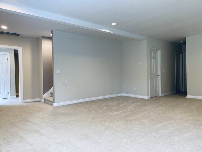 Building Photo - 5 Bedroom Craftsman - Home Great Schools - Cul-De-Sac - Pets Welcome