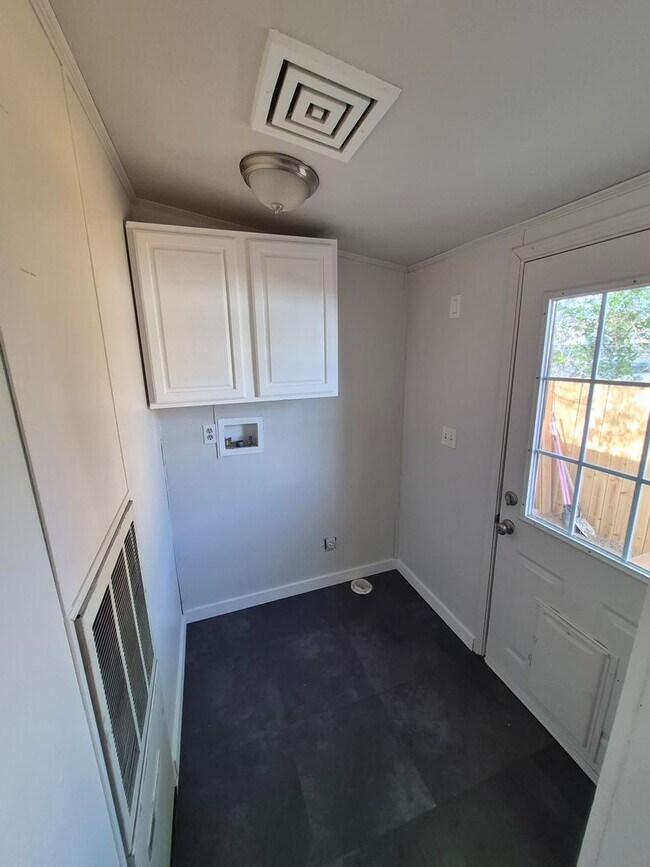 Building Photo - 341-343 NW Hemlock Ct