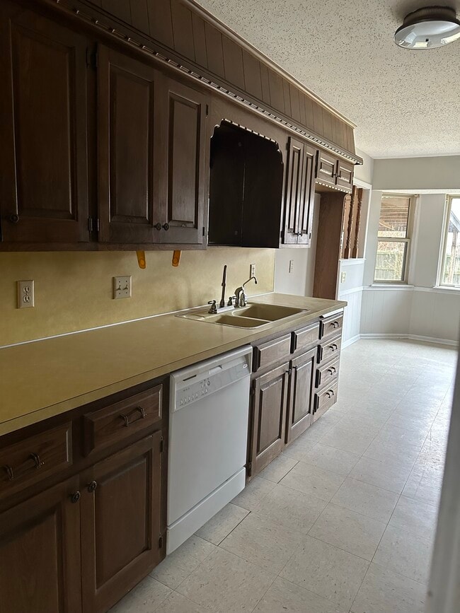 Building Photo - 6722 E 75th St S